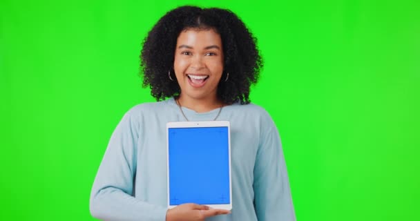 快乐的女人 平板电脑和好的标志在绿色的屏幕上模仿与微笑和手支持或认可 具有网站 广告和应用程序评论或Ux等方面的可读性的非洲人的肖像 — 图库视频影像