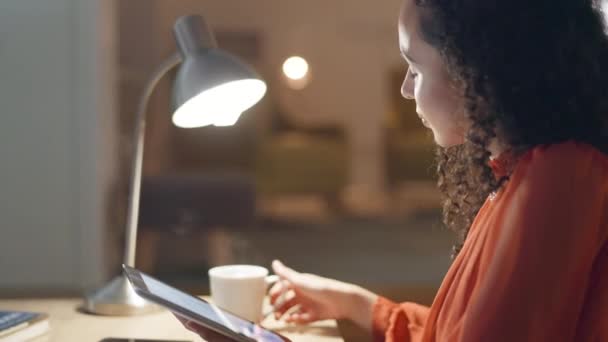 Trabajo Remoto Tableta Mujer Negocios Bebiendo Café Mientras Trabaja Diseño — Vídeo de stock