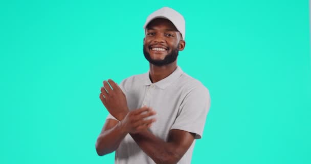 Cara Sonrisa Hombre Negro Con Los Brazos Cruzados Chico Despreocupado — Vídeos de Stock