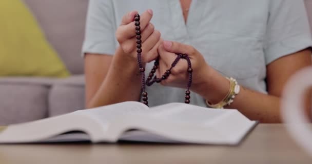 Zbliżenie Ręce Kobieta Różańcem Modlitwa Duchowe Przewodnictwo Salonie Nadzieja Pokój — Wideo stockowe