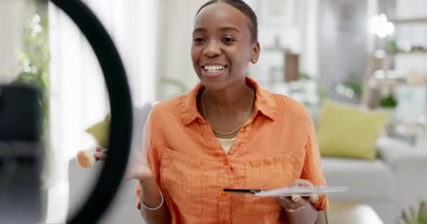 Femme Noire Parlant Influenceur Maquillage Médias Sociaux Avec Streaming Direct — Video
