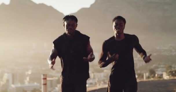 黑人男子 为了健身 锻炼和有城市背景的有氧运动 在山路上锻炼和跑步 在南非参加户外运动 表演和谈话的健康朋友 — 图库视频影像