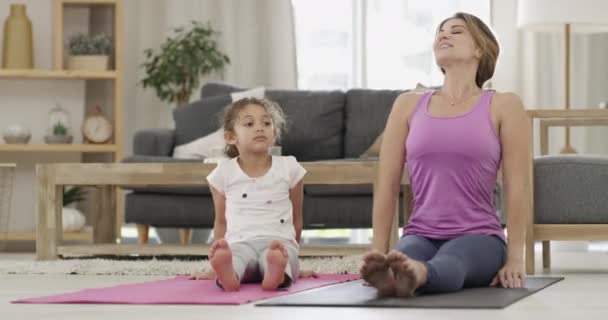 Yoga Stretching Und Eine Mutter Mit Einem Kitzelnden Kind Bewegung — Stockvideo
