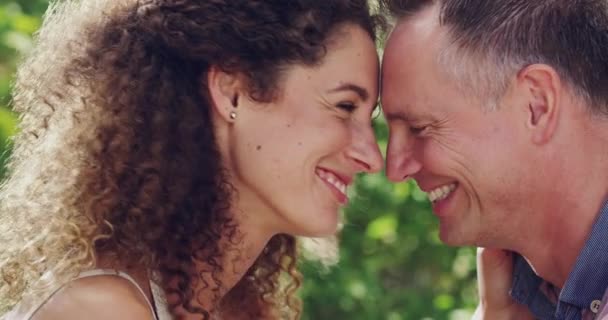 Kus Het Voorhoofd Liefde Het Paar Het Park Voor Hechting — Stockvideo