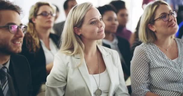 在公司会议上演讲的听众 工人研讨会和妇女问题 在企业家培训讲习班上进行对话和讨论的行业 人群和企业员工 — 图库视频影像