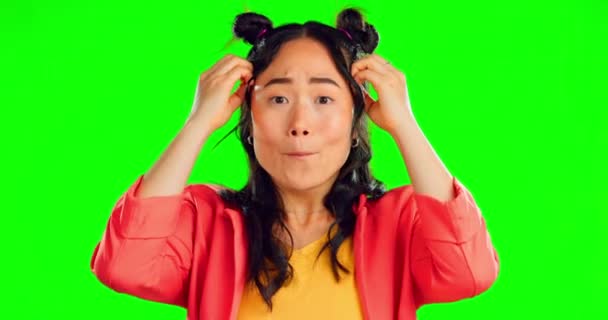 惊讶和亚洲女人与哇 绿色屏幕和心灵吹在工作室的背景 具有震惊 动力和面部表情的形象 日本女性和快乐的女士 — 图库视频影像