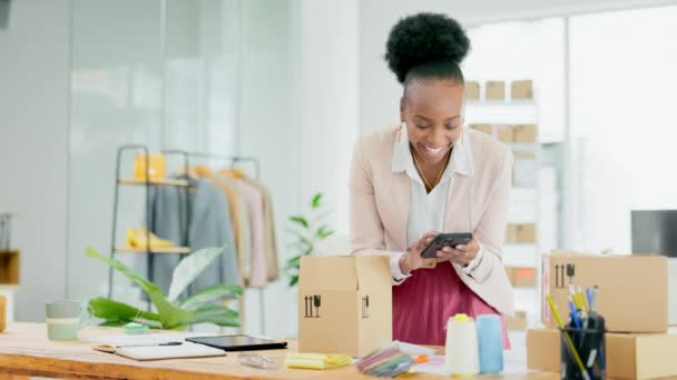 Zwarte Vrouw Logistiek Telefoongesprek Verpakking Doos Voor Scheepvaart Product Levering — Stockvideo