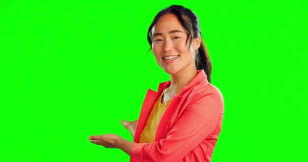 在与工作室背景隔离的绿色屏幕上展示 嘲笑和面对一位亚洲女人 品牌形象和一个日本女孩做促销 产品投放和演示的肖像 — 图库视频影像