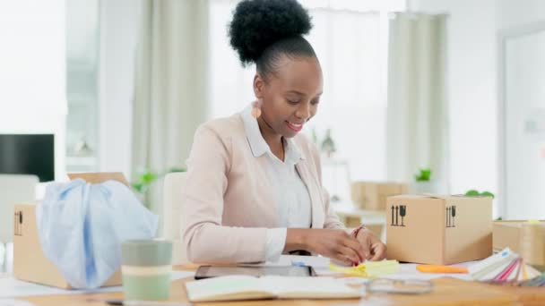 Zwarte Vrouw Logistiek Verpakking Doos Voor Verzending Levering Product Pakket — Stockvideo