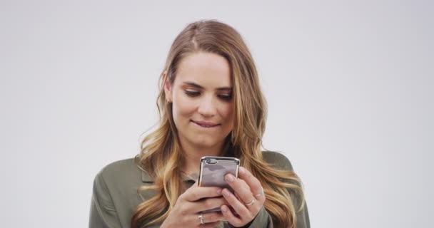Zabawne Telefon Kobieta Wpisują Studio Odizolowane Białym Tle Komórka Śmiech — Wideo stockowe