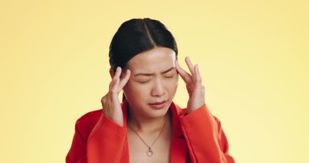 背景で寺院をマッサージするために頭の上にストレス 片頭痛や手でアジアの女性 頭痛やスタジオ 日本の若いモデル 精神的な健康と痛みと不安 疲労と背景に燃え尽きる — ストック動画