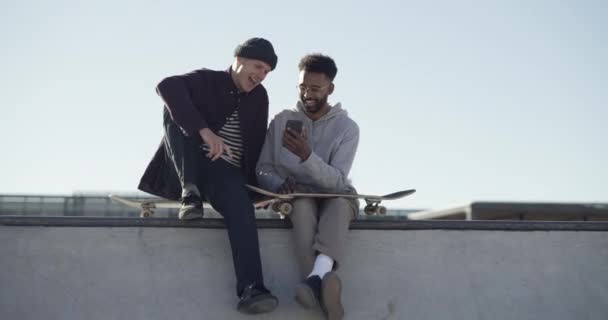 Cellulare Skateboard Amici Maschi Città Seduti Tetto Edificio Scorrendo Sui — Video Stock