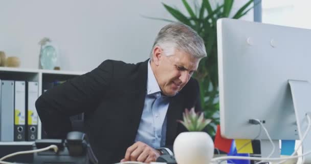 Старший Человек Генеральный Директор Боль Спине Офисе Компьютера Травмой Боль — стоковое видео