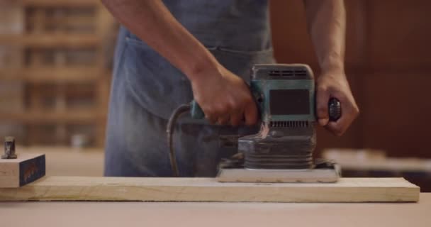 Nahaufnahme Mann Und Schreiner Mit Schleifmaschine Holzindustrie Und Fertigung Zoom — Stockvideo