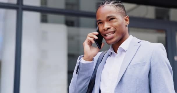 黒人男性 ビジネス電話 時計付きの通り インタビュー または予定のチェックとスケジュール アフリカのビジネスマン スマートフォンネットワーキングや都市の道路上で時間と仕事のための後半 — ストック動画