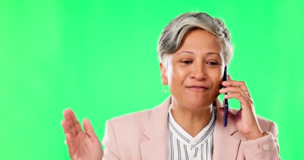 Γυναίκα Τηλεφώνημα Ομιλία Πράσινη Οθόνη Φόντο Στούντιο Σοβαρή Συζήτηση Στο — Αρχείο Βίντεο