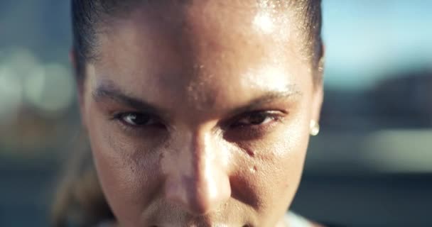 Yüz Portre Şehirde Spor Yapmaya Hazır Kararlı Hazır Bir Kadın — Stok video