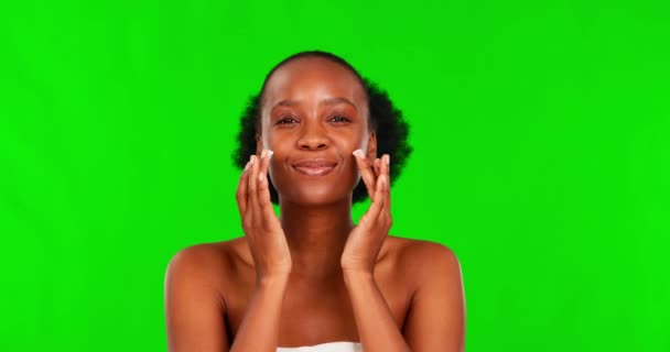 Beleza Rosto Mulher Negra Tela Verde Com Loção Cuidados Com — Vídeo de Stock