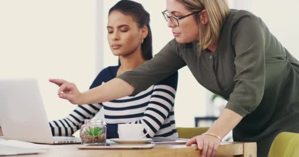 デスクでのディスカッション アドバイス コンサルティングのためのラップトップ上のビジネス女性とのトレーニング ヘルプ マネージャー 学習とコーチングのためのリーダーと企業のオフィス チームワークと女性労働者 — ストック動画