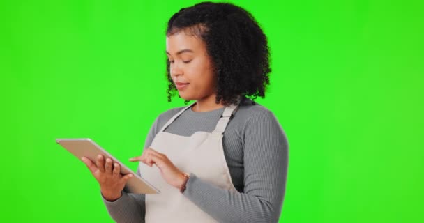 Tablet Typen Vrouw Een Studio Met Groen Scherm Netwerken Sociale — Stockvideo