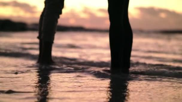 Zonsondergang Zand Voeten Van Zwart Echtpaar Het Strand Voor Liefde — Stockvideo