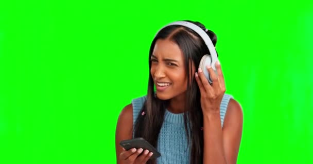 Зелений Екран Навушники Жінка Телефоні Слухають Музику Мобільним Додатком Ізольовано — стокове відео
