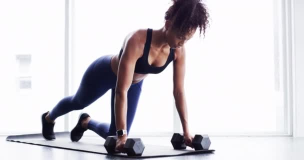 Fitness Wanita Dan Push Dengan Dumbel Kekuatan Dengan Orang Aktif — Stok Video