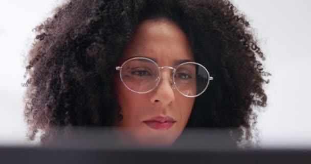 Poważna Kobieta Okulary Laptop Czytania Twarzy Badań Analizy Online Lub — Wideo stockowe