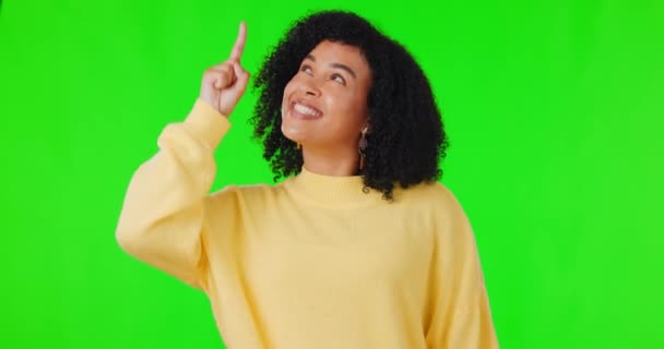 Mutlu Kadın Yeşil Ekran Reklam Duyuru Tanıtım Için Işaret Ediyor — Stok video