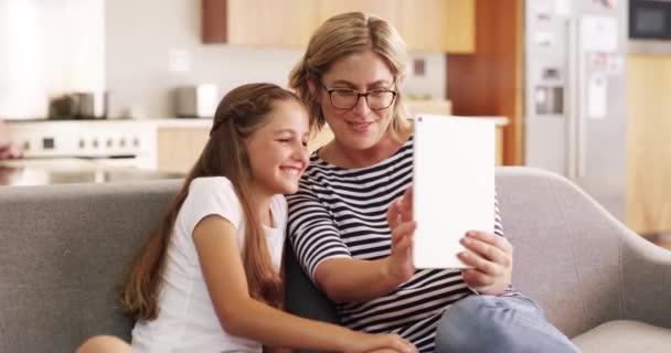 Selfie Sorriso Una Madre Bambino Con Tablet Divertirsi Legare Facce — Video Stock