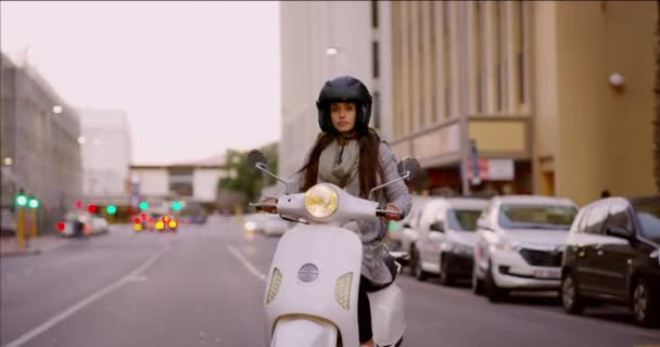 城市中的旅行 交通和妇女骑摩托车上下班 开车和旅行 道路旅行 自由和安全 交通和车辆骑摩托车的女司机 — 图库视频影像
