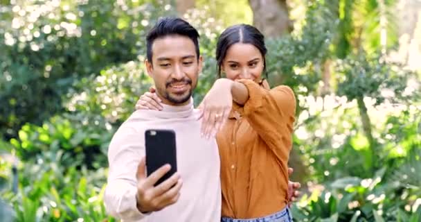 Ehe Selfie Und Paar Mit Ring Park Und Begeisterung Für — Stockvideo