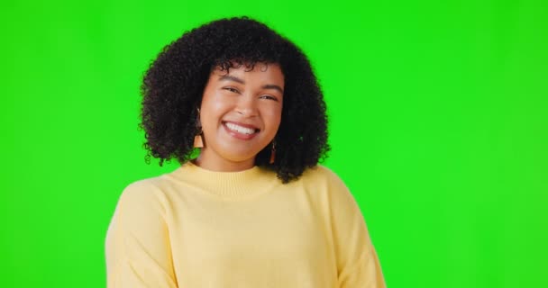 脸上的笑脸 在绿色的屏幕上的肖像 充满了快乐和动力 快乐而年轻的非洲女性在工作室的背景下大笑 有着可笑的评论 喜剧和积极的心态 — 图库视频影像