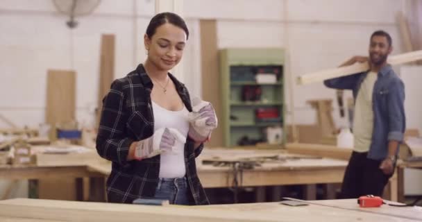 Ξυλουργικές Εργασίες Γυναίκες Και Άνδρες Στο Εργαστήριο Χορεύουν Ξύλινα Δοκάρια — Αρχείο Βίντεο