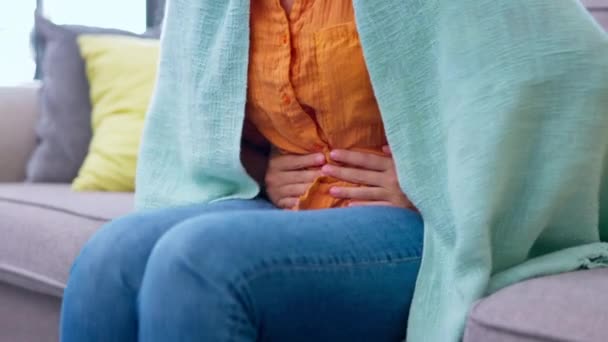 肚子痛和女人在沙发上的房间里月经抽筋或月经期 患有痛苦的子宫内膜异位症 腹部问题或便秘的生病 健康和年轻女性 — 图库视频影像