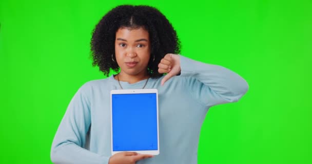 Mujer Pulgares Hacia Abajo Maqueta Tableta Pantalla Verde Con Mala — Vídeos de Stock
