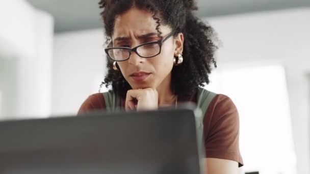 Ноутбук Стресс Сомнения Деловой Женщиной Офисе Чтение Электронной Почты Чувствуя — стоковое видео