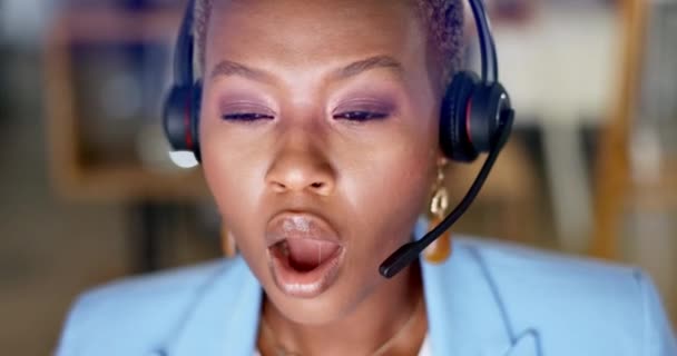 Yorgun Çağrı Merkezi Kadını Esneme Gece Müşteri Desteği Küresel Tele — Stok video
