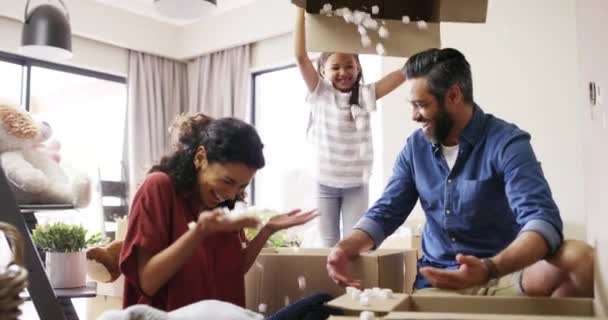 Imóveis Amendoins Espuma Família Com Caixa Para Esvaziar Para Comemorar — Vídeo de Stock