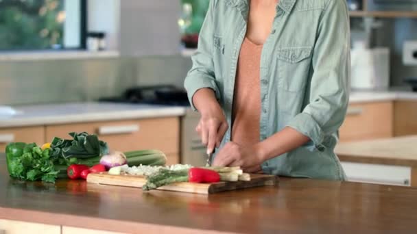 Mujer Sana Retrato Verduras Mientras Cocina Comida Ensalada Cena Cocina — Vídeos de Stock