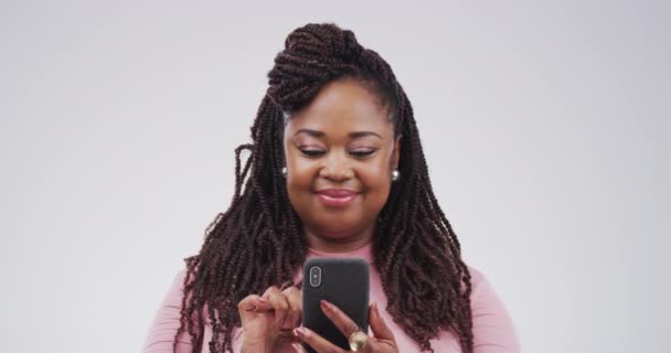 Telefone Cara Mulher Negra Lendo Blog Mídia Social Feed Notícias — Vídeo de Stock
