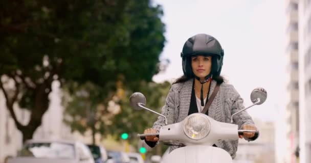 摩托车 交通和妇女骑摩托车在城市的街道上用头盔通勤 旅行和旅行 乘坐交通工具进城探险的旅行 摩托车和女性 — 图库视频影像
