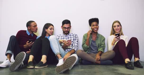 多样化 一群学生朋友一起自私自利 坐在一面白墙旁边 科技或网络 连通性和快乐的大学生都会微笑着为社交媒体拍照 — 图库视频影像