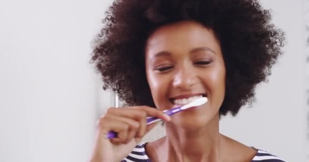 Face Sorriso Mulher Negra Escovando Dentes Banheiro Para Odontologia Bem — Vídeo de Stock