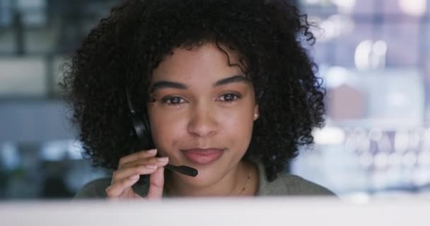 Yardım Masasında Telefon Görüşmesi Yapan Mutlu Bir Kadın Gülümseme Destek — Stok video