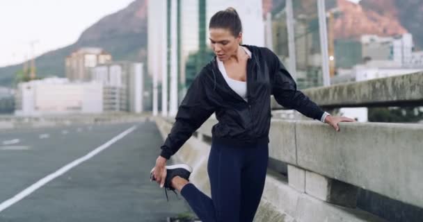 Женщина Растяжение Ноги Дороге Городе Тренировок Упражнений Оздоровлением Женщина Спортсменка — стоковое видео