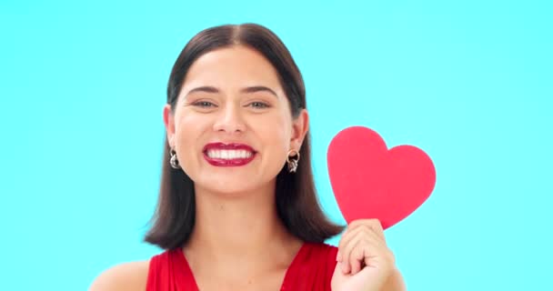 Glad Hjärta Papper Och Ansikte Kvinna Med Ett Leende Isolerad — Stockvideo