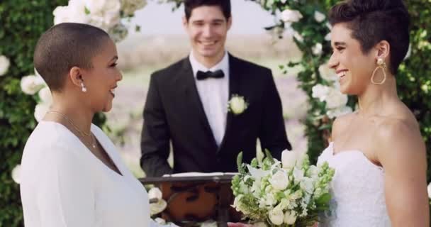 레즈비언 결혼식 서약의 주례와 제단에서 여성들이 Lgbtq 자부심 축하와 — 비디오