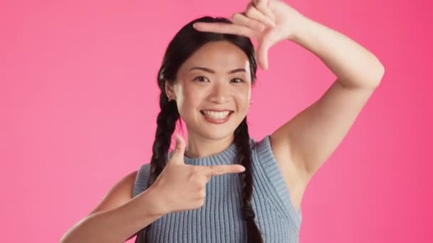 Feliz Posando Rosto Mulher Asiática Estúdio Para Positivo Sinal Paz — Vídeo de Stock