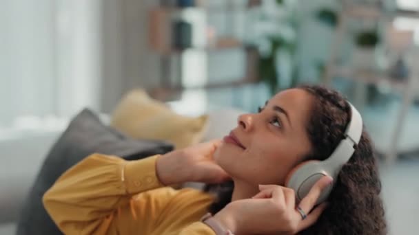 放松的声音 冥想的音乐和女人在客厅沙发上听着沙发上的声音 收音机和家里休息室里一个人在工作休息时的平静 — 图库视频影像